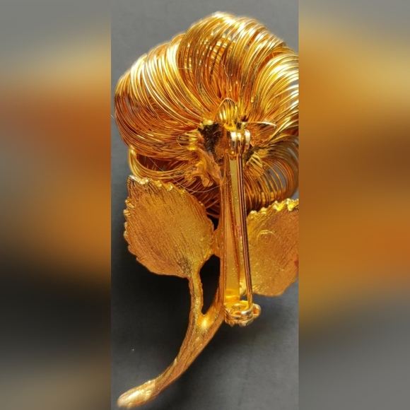 Vintage Golden Flower Pin Brooch Pearl Center Piece - Picture 2 of 5